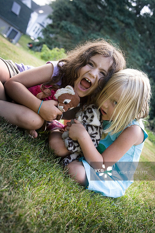 在后院玩耍的女孩图片素材