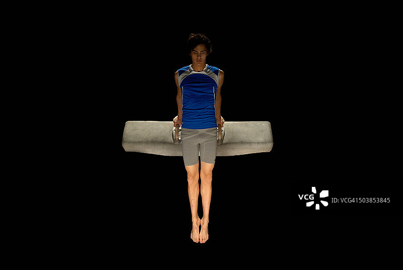 体操运动员在鞍马上保持姿势图片素材