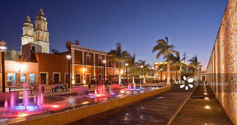 夜晚的坎佩切城镇中心图片素材