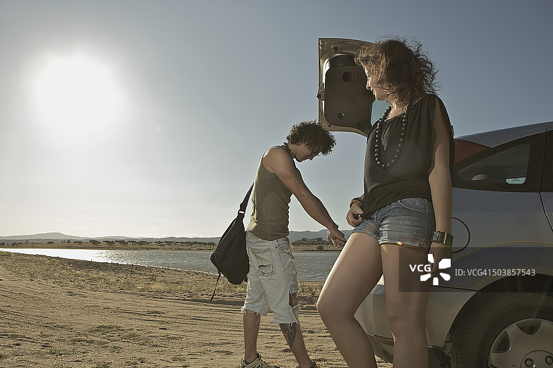 朋友们一起旅行图片素材