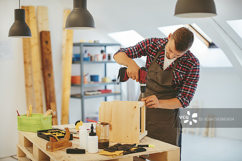 木匠制作椅子图片素材