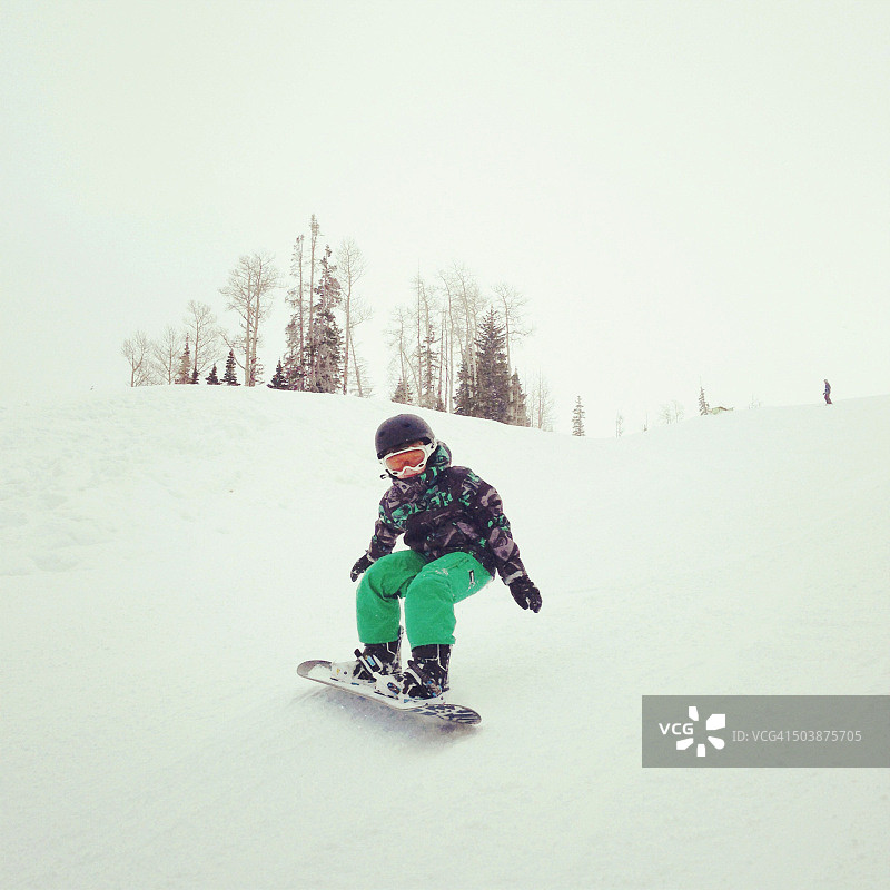 男孩滑雪下山图片素材