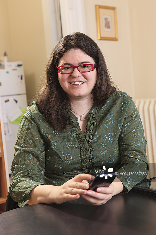 使用智能手机的阿斯伯格综合征女性图片素材