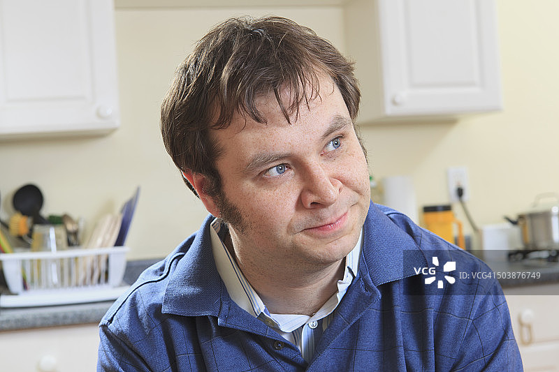 患有阿斯伯格综合征的男子独立生活图片素材