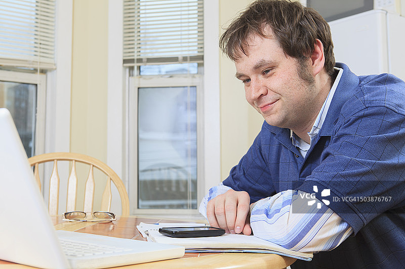 患有阿斯伯格综合征的程序员在家中使用电脑工作图片素材