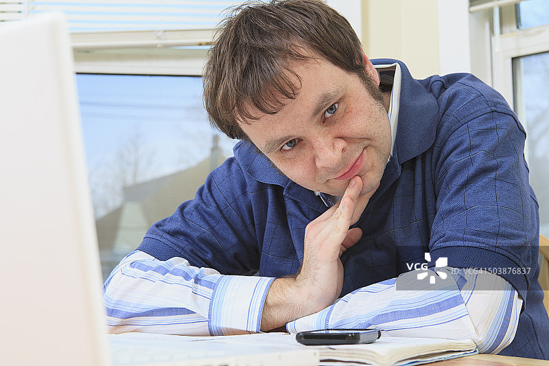 在家工作的科技工程师和程序员图片素材