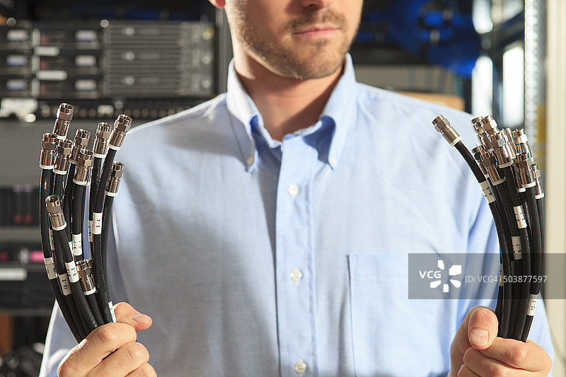 网络工程师为数据中心准备结构化布线图片素材