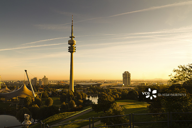 德国慕尼黑，晨光中的奥林匹克塔图片素材
