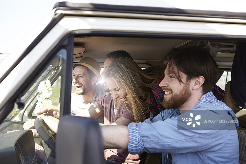 朋友们在小型货车里图片素材