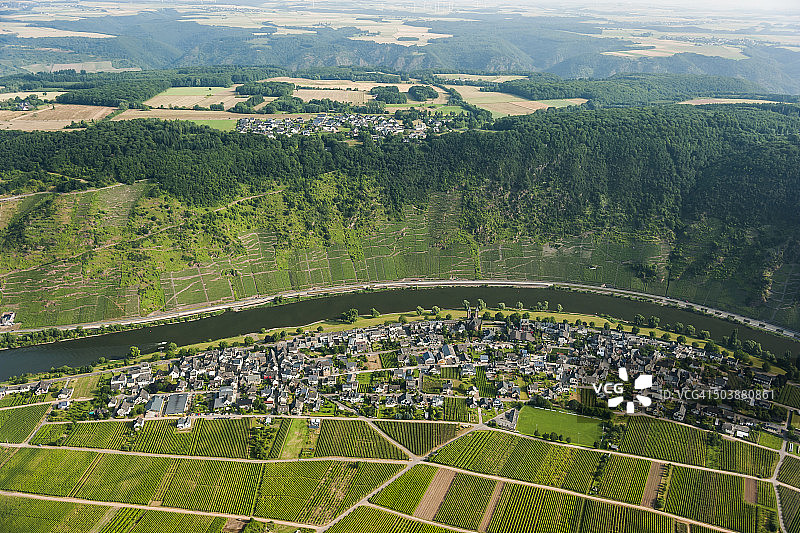 德国莱茵兰-普法尔茨州恩斯特的摩泽尔河鸟瞰图片素材