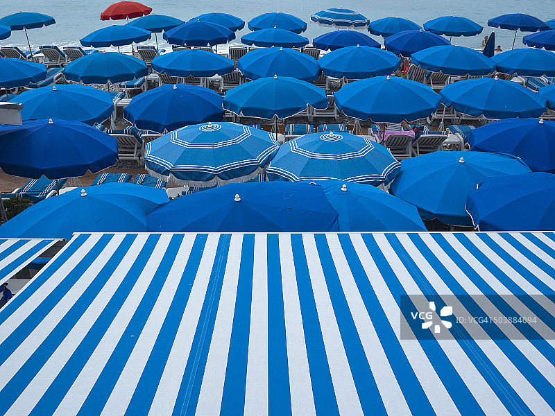 条纹遮阳篷和蓝色沙滩伞图片素材