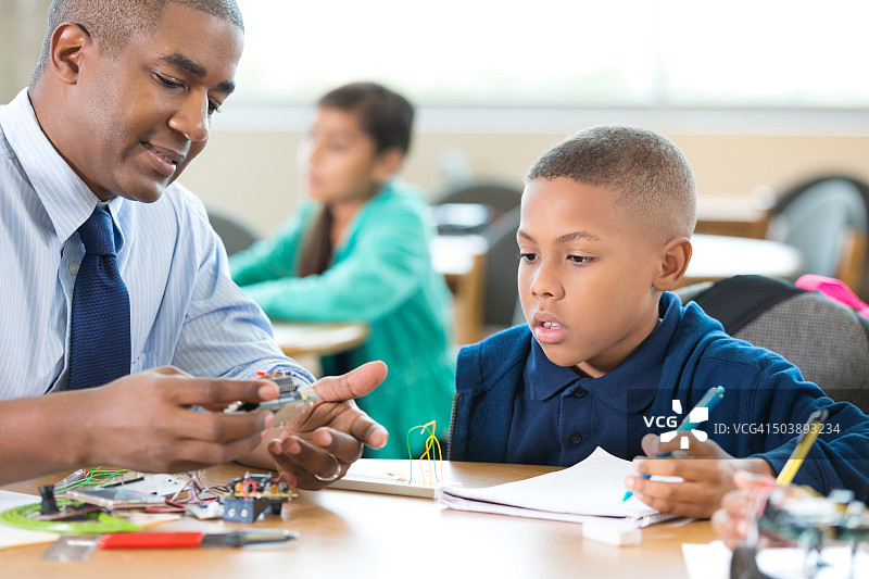 老师使用机器人组件教小学生图片素材