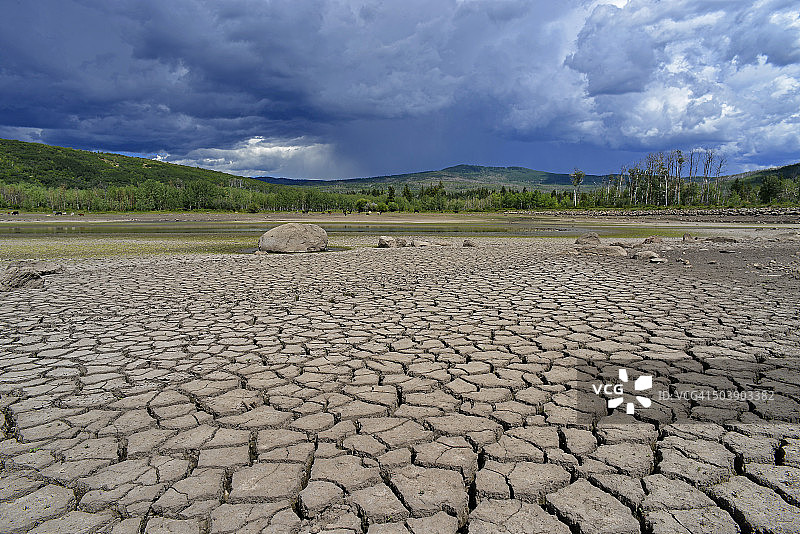 干涸的湖床图片素材