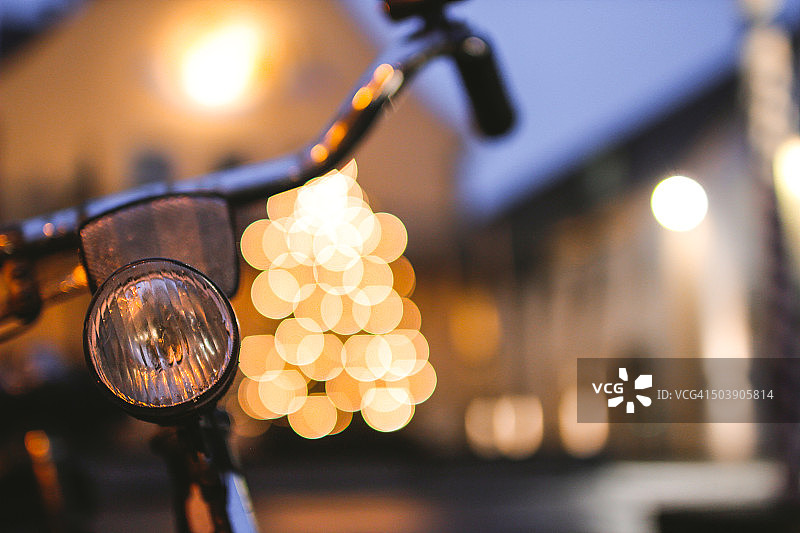 自行车灯与圣诞树灯光背景（散景）图片素材