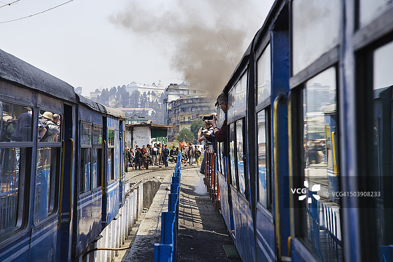 离开大吉岭火车站的玩具火车图片素材