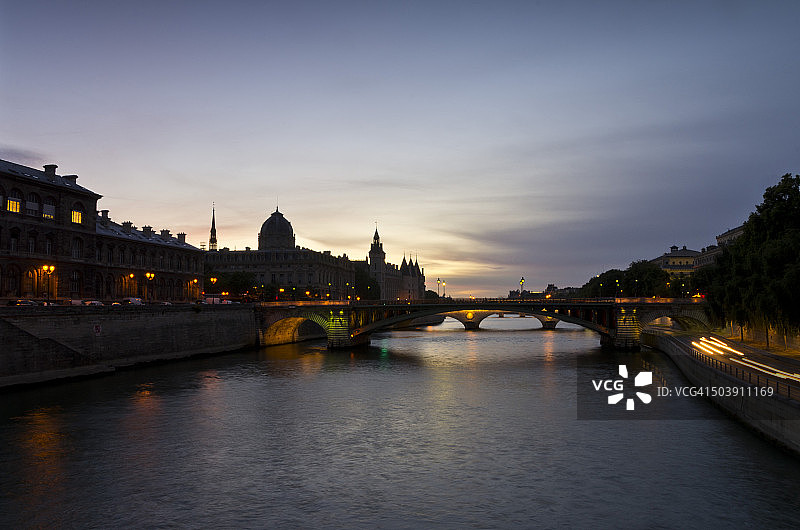 巴黎塞纳河上的日落图片素材