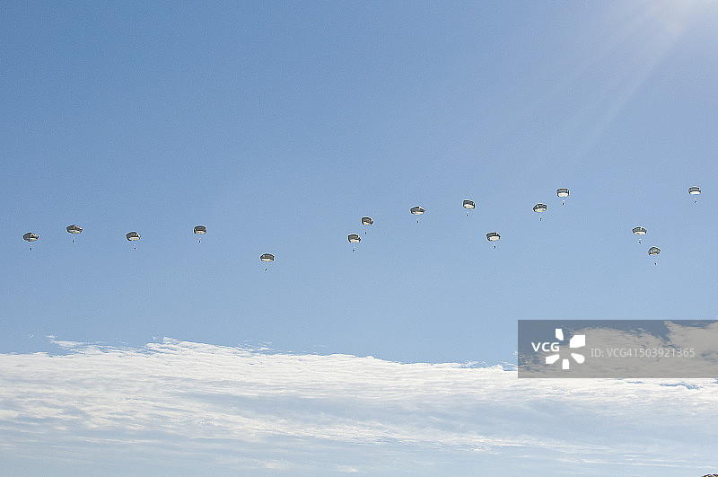 美国陆军伞兵在布拉格堡上空图片素材