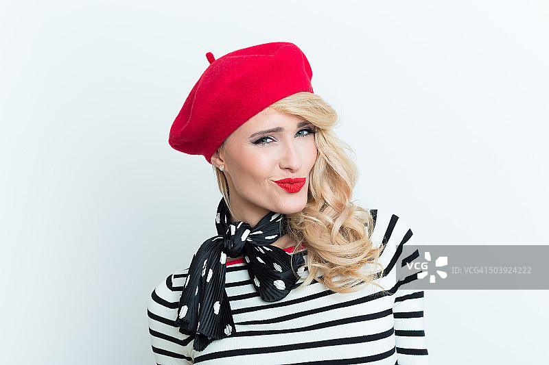 戴红色贝雷帽的法国金发女人图片素材
