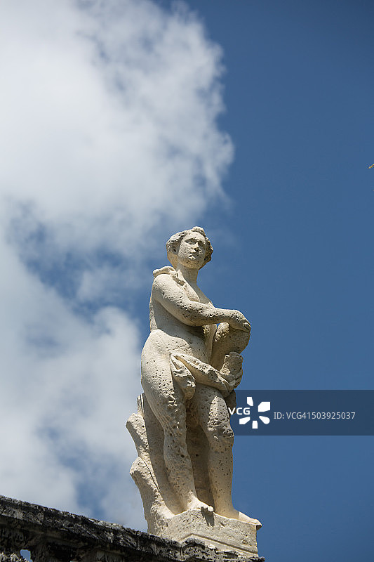 母子屋顶雕塑图片素材