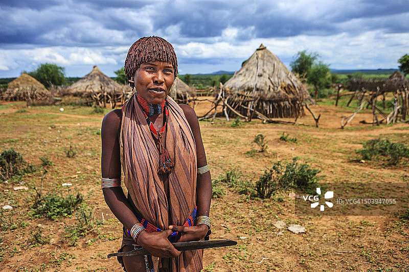 来自埃塞俄比亚哈默部落的女人肖像图片素材