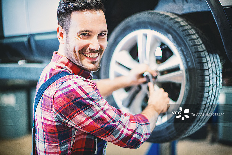 更换汽车车轮和轮胎图片素材