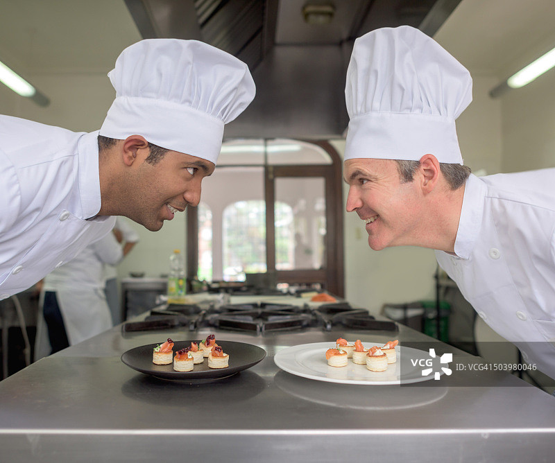餐厅里充满竞争力的厨师图片素材