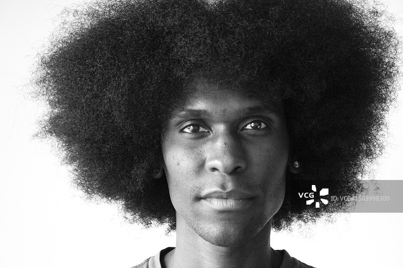 自信的黑人男人的特写肖像图片素材