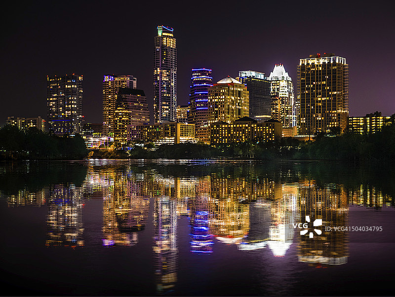 奥斯汀夜间天际线城市景观在 Ladybird 湖上的倒影图片素材