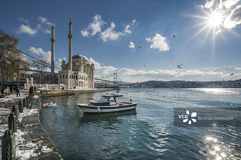 土耳其伊斯坦布尔的奥尔塔科伊清真寺和博斯普鲁斯海峡大桥图片素材