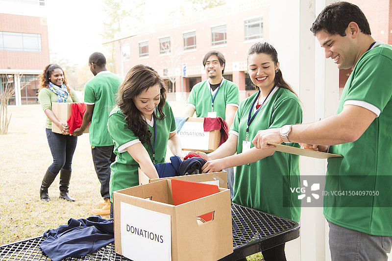大学生志愿者收集衣物捐赠，慈善活动图片素材
