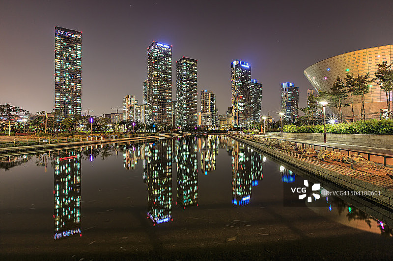 松岛的摩天大楼夜景图片素材