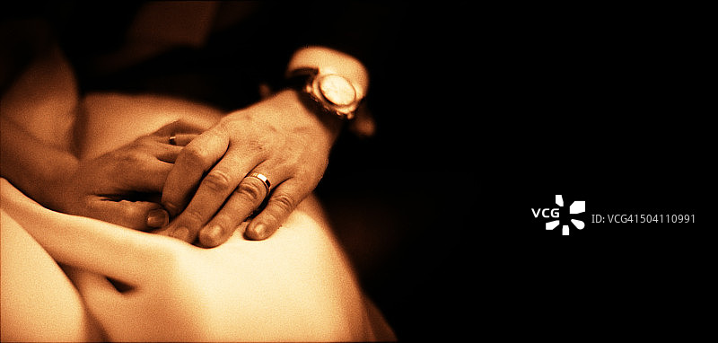 怀旧风格的新娘和新郎手牵着手图片素材