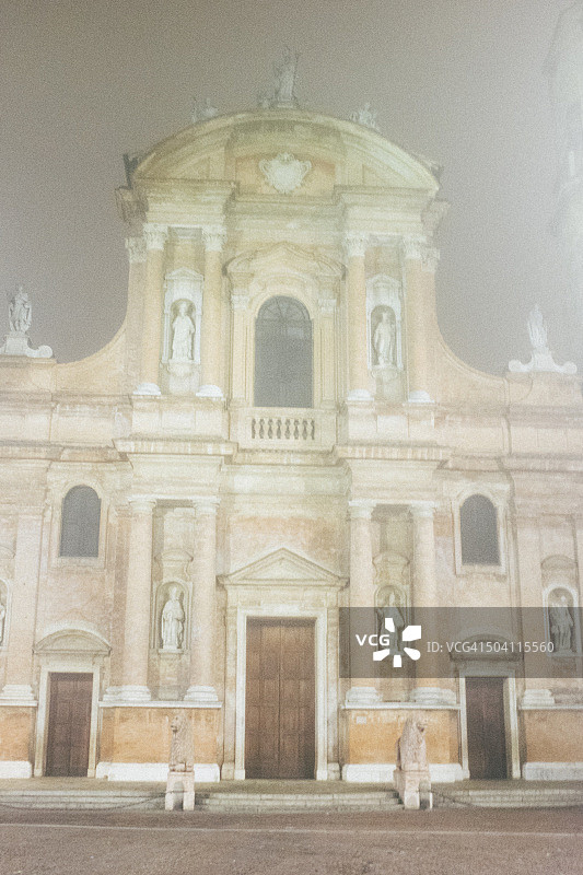 雾中的圣普罗斯佩罗教堂立面图片素材
