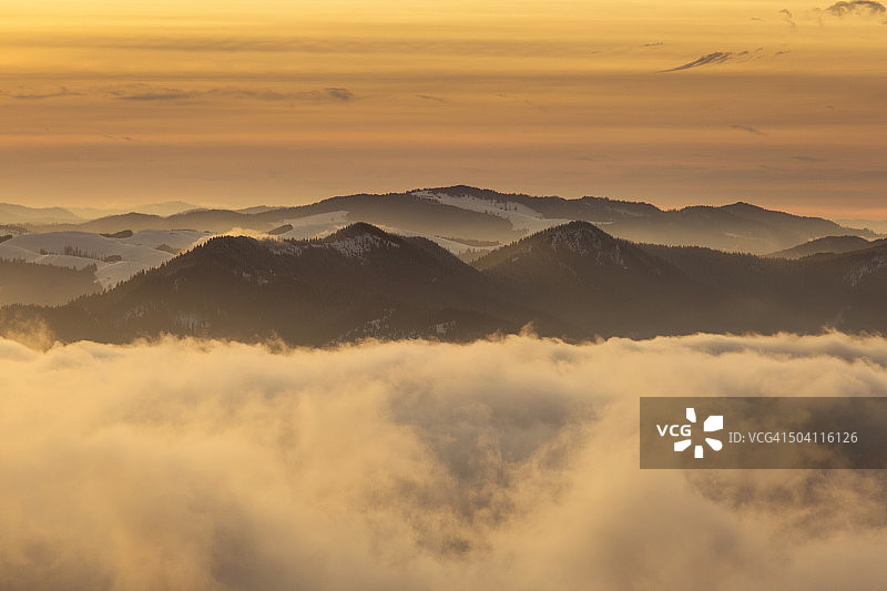 云层之上的冬季日落全景图片素材