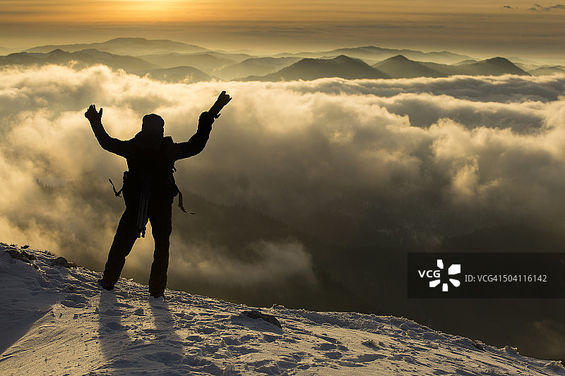 摄影师在山顶云端欣赏美景图片素材