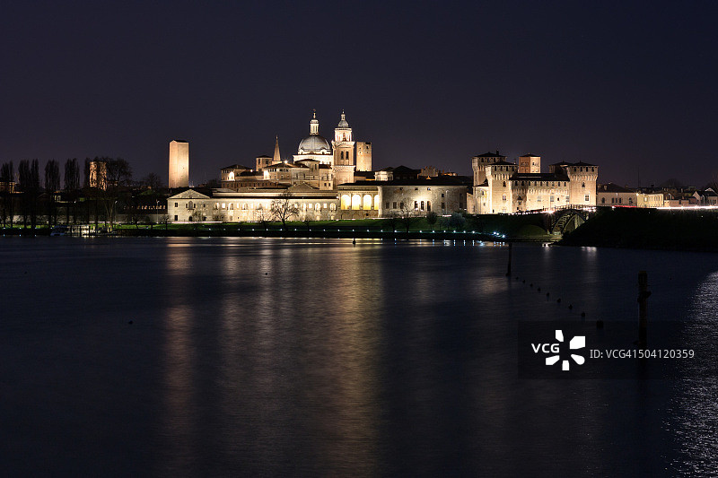 夜晚的曼图亚城市天际线图片素材