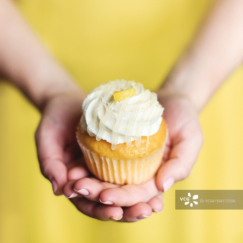 女人手拿纸杯蛋糕图片素材