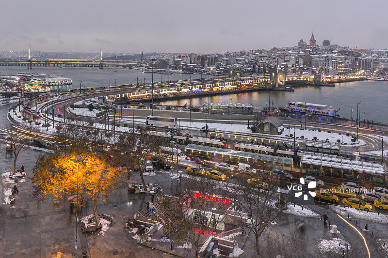 土耳其伊斯坦布尔埃米诺努广场和加拉塔区冬季夜景图片素材