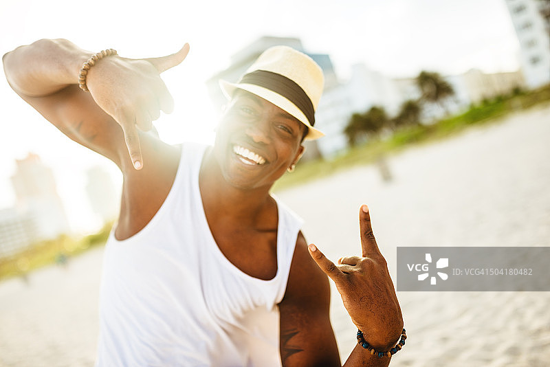 在迈阿密海滩跳舞的非洲男人图片素材