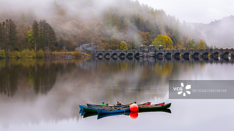 威尔士波伊斯奥斯沃斯特里Llanwddyn Vyrnwy湖上的船只图片素材