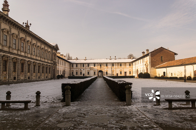 帕维亚修道院庭院图片素材