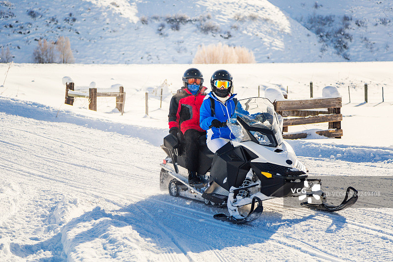 在冬季玩耍图片素材