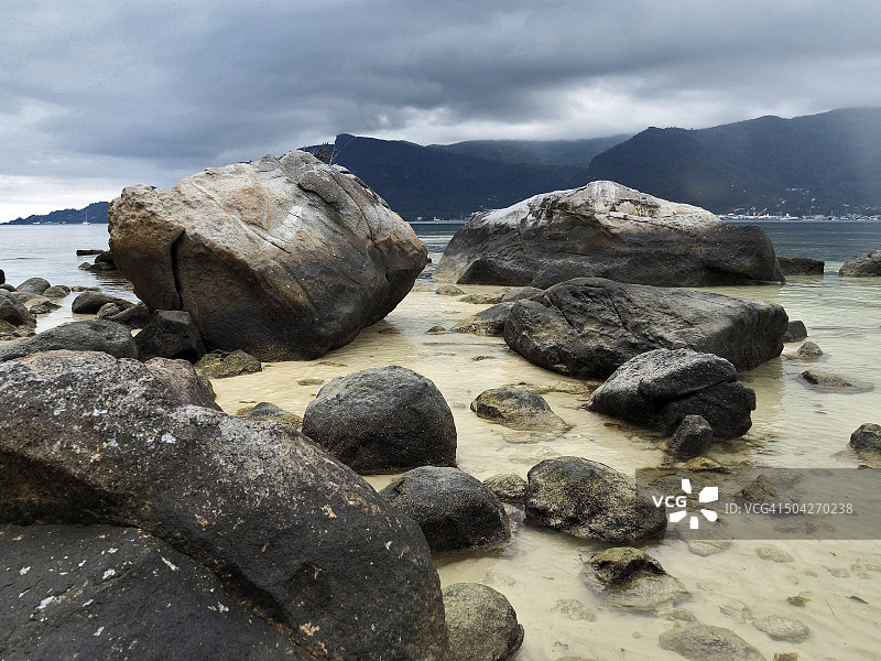 印度洋塞舌尔塞尔夫岛的岩石海岸线图片素材