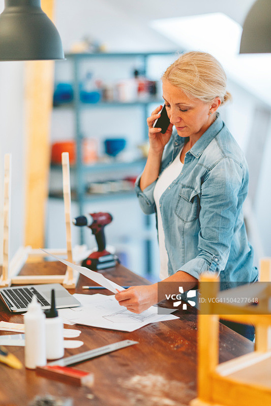 中年女木匠在打电话图片素材