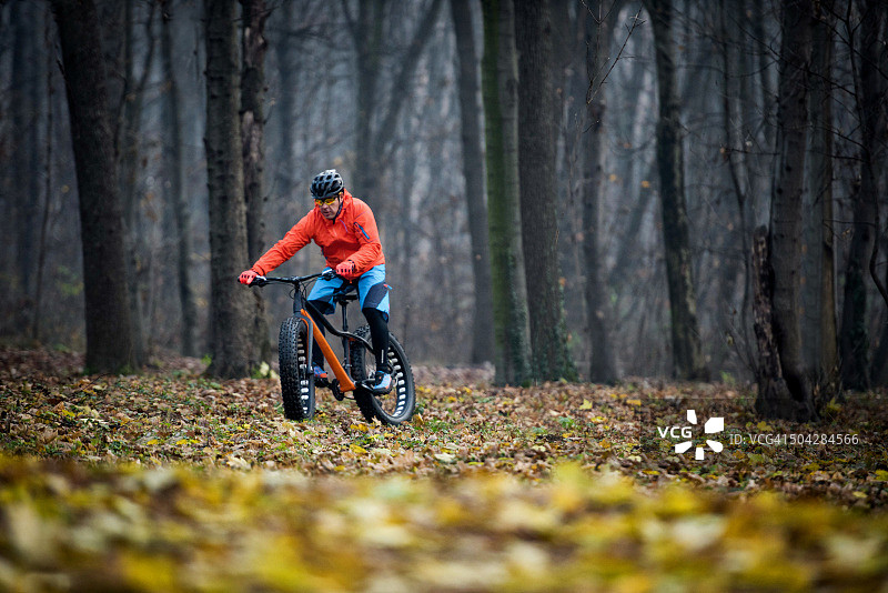 在树林里的男性特技自行车骑手图片素材