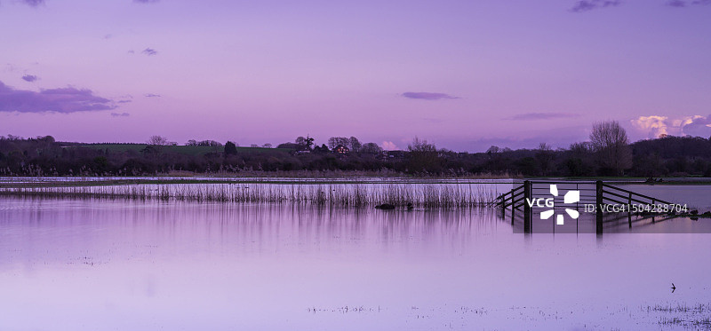 洪水与闸门图片素材