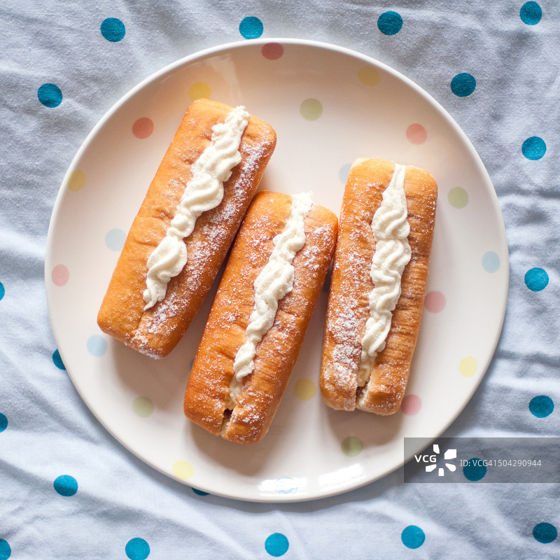 三个奶油长甜甜圈图片素材