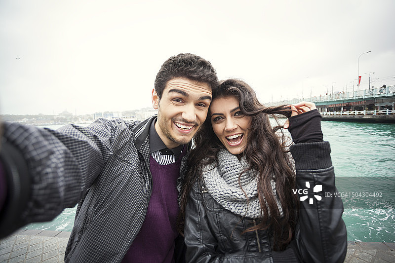 一对土耳其夫妇在海边滑稽自拍图片素材