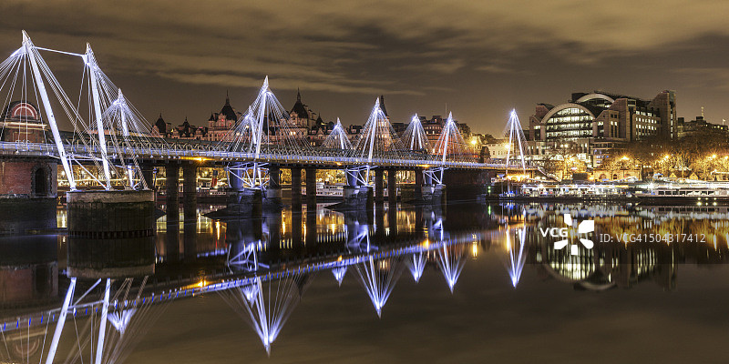 夜间的亨格福德桥-全景图片素材