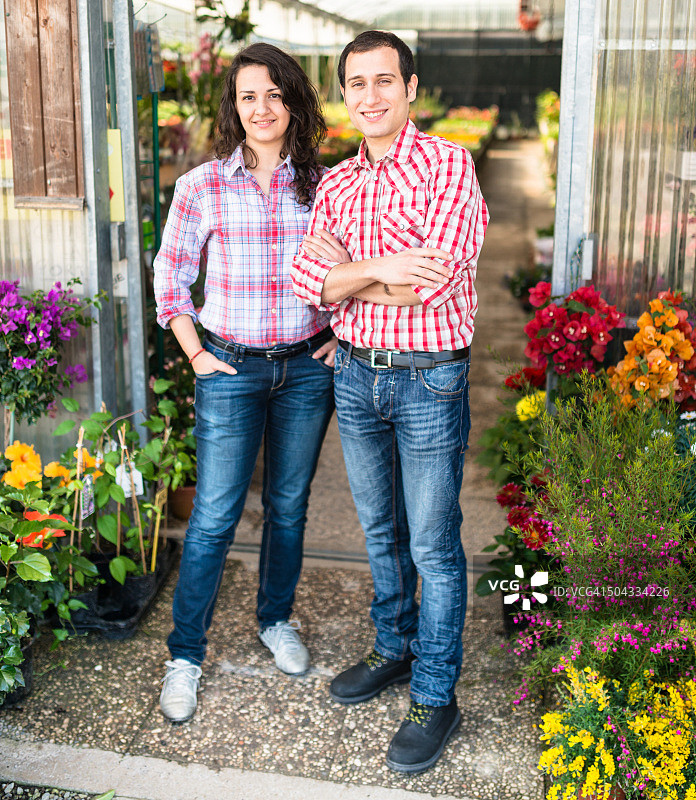 花店店主站在店门口图片素材